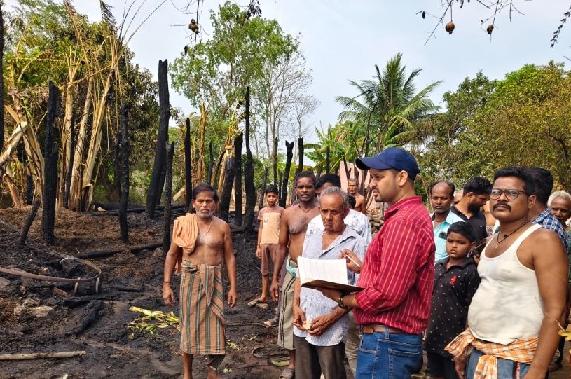 PrameyaDigital's tweet image. -ନରସିଂହପୁର ମଥୁରାପୁରରେ ଭୟାବହ ଅଗ୍ନିକାଣ୍ଡ
-ଜଳିଗଲା ୪ ପରିବାରର ୮ ବଖରା ଘର
-ଘରର ସମସ୍ତ ଆସବାବପତ୍ର ଜଳିପୋଡି ପାଉଁଶ
-ପ୍ରଶାସନ ପକ୍ଷରୁ ତଦନ୍ତ ଆରମ୍ଭ
-ଅଗ୍ନିବିପନ୍ନ ପରିବାରକୁ ସରକାରୀ ସହାୟତା ଯୋଗାଇବାକୁ ଦାବି 
#fire #prameyaodia #prameyadigital