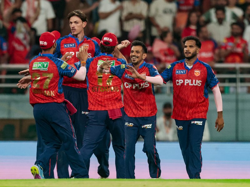 🚨 | EVERYONE WHO THINK THAT PBKS's BOWLING IS VERY WEAK PLEASE READ THIS WHOLE TWEET.

- Since yesterday i saw many tweets saying that Either Srh or Rcb will win this ipl because punjab's bowling is very weak.

• RCB conceded 222 against MI in wankhede 
• Srh conceded 243
