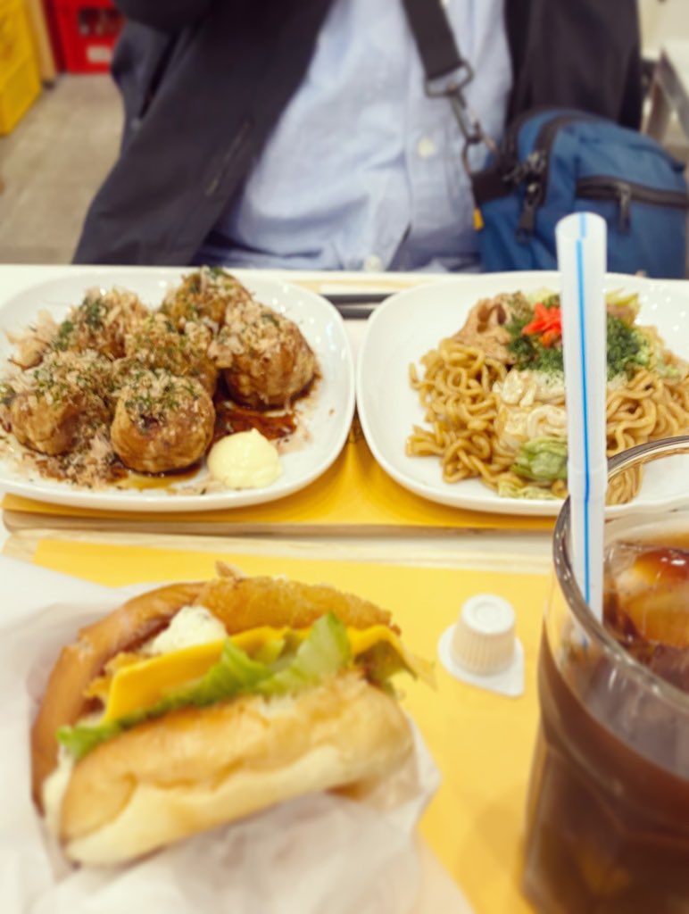 ランチタイムに
シャッターが閉まってしまう大磯の郵便局

何度もこのランチタイムを忘れて
足を運んでしまう

近くのポパイさんで
待ちながらフィッシュバーガー🍔

#大磯散歩