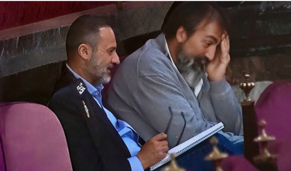 -Lo tuyo con Marizú y lo mio con Ia Pardo nos va a destrozar la reputación en todos los puticlubes de España...
-Mejor irnos a la cárcel...