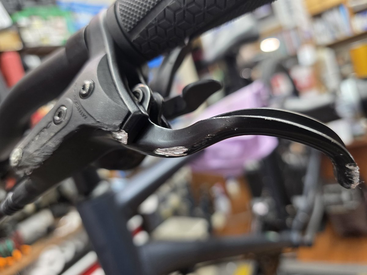 こちらの GIANT GRAVIER DISCですが、 単独で落車されて色々と壊れた