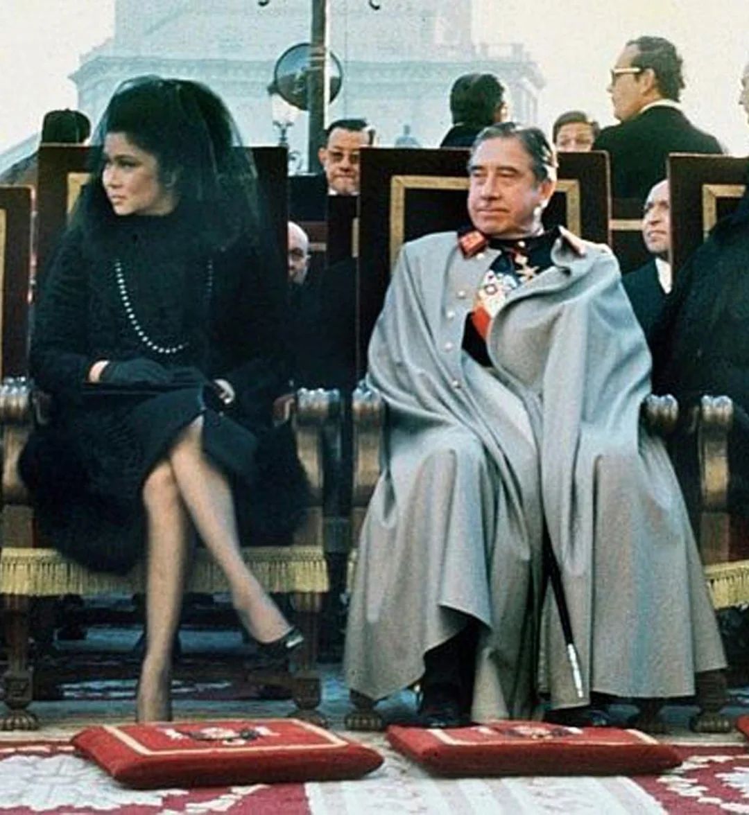 Chilean dictator Augusto Pinochet seated next to Imelda Marcos, wife of Filipino dictator Ferdinand Marcos, at the funeral of Spanish dictator Francisco Franco, 1975.

More rare historical photos:  bit.ly/44OpIzi