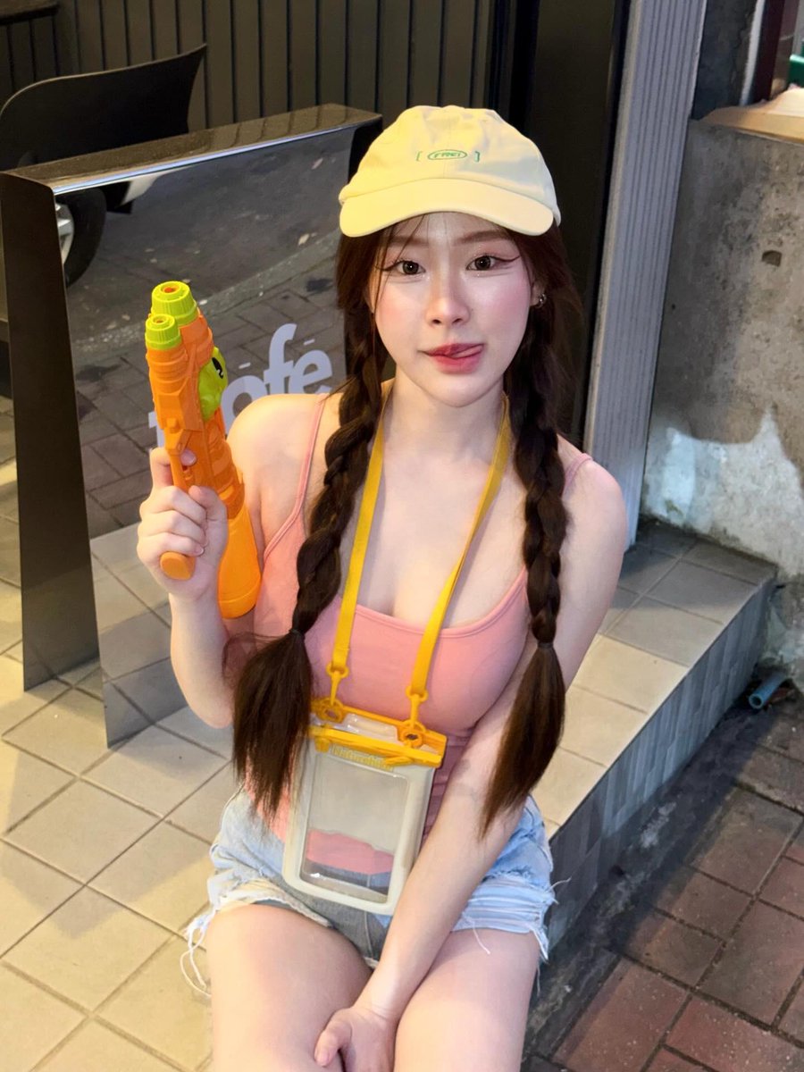 A CUTEGIRL tweet media