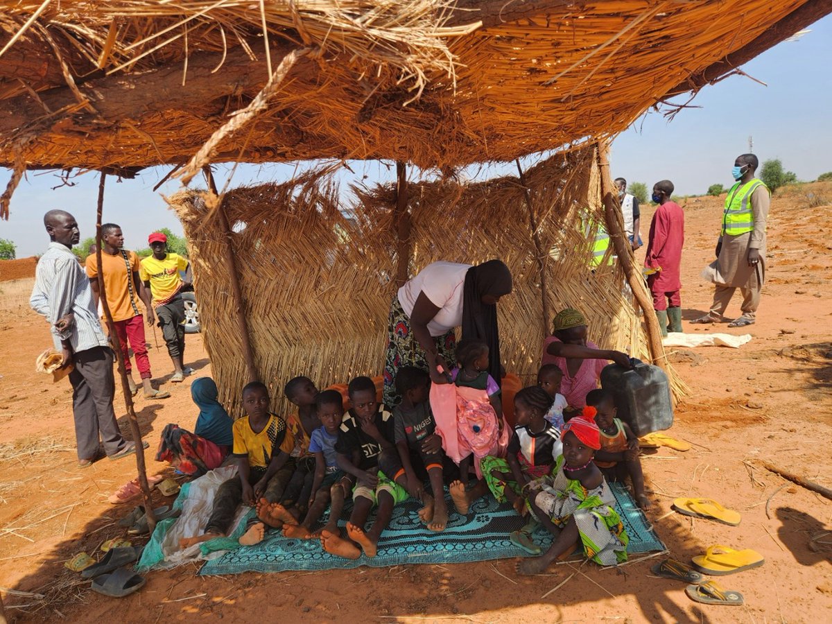 WBG_ClimateEnv's tweet photo. In #Niger, community-built shelters are removing a barrier that kept many mothers from participating in land restoration: childcare in extreme heat. Learn more: https://t.co/W9tHXlSNxI https://t.co/Sm2uoQD1ab