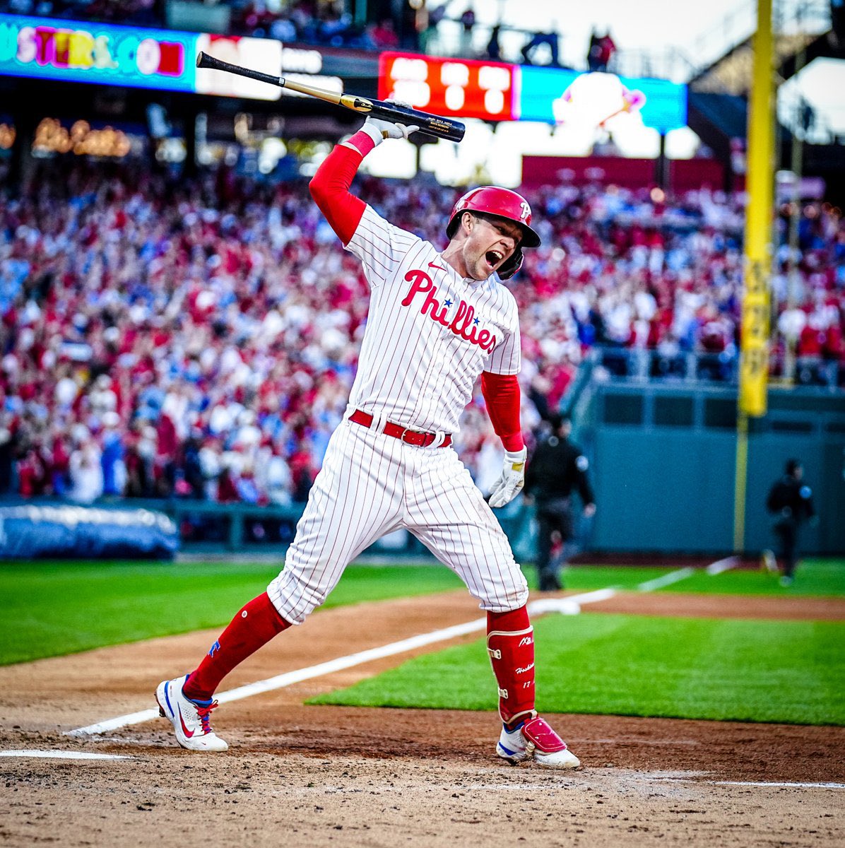 IcyVert's tweet photo. Stick toss 🤝 bat spike 

Philly athletes love tossing shit https://t.co/JAIuRlvfpU