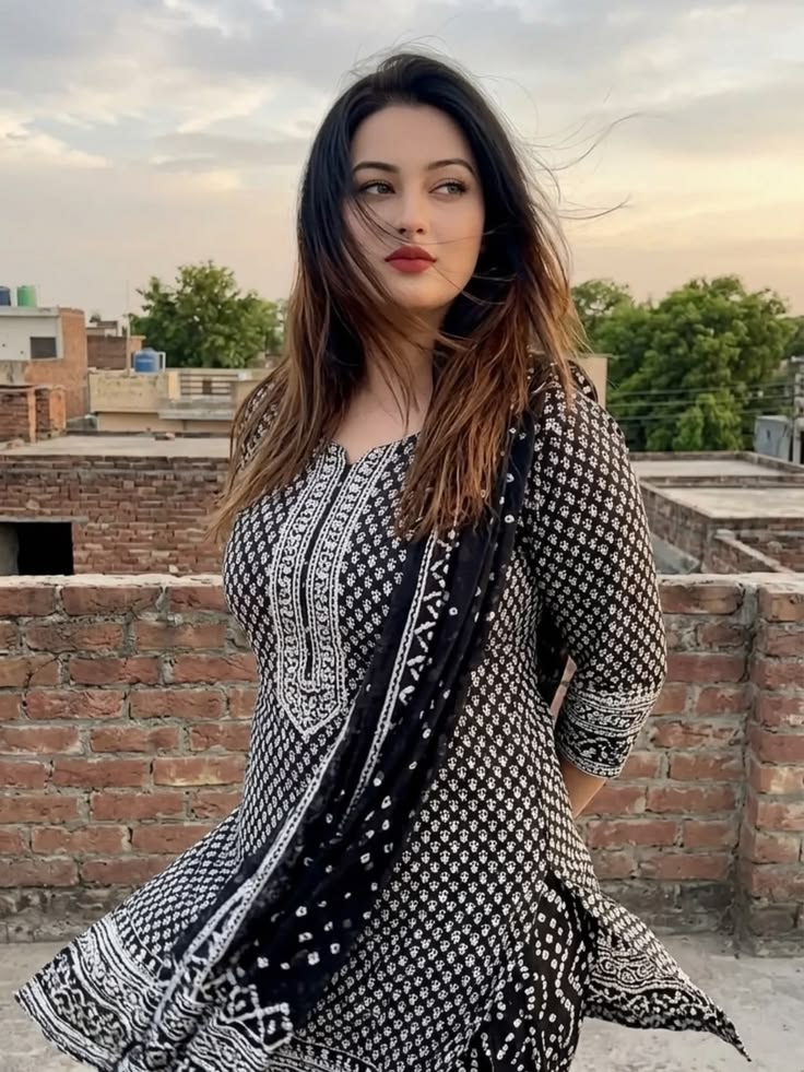 UrbanKingX89's tweet image. तू सामने हो तो वक्त ठहर सा जाता है,
तेरा नाम लेते ही दिल निखर सा जाता है,
कैसा जादू है तेरी मोहब्बत में,
हर दर्द भी अपना सा लगने लगता है।
#Pyar #Mohabbat #Heart #LoveFeels