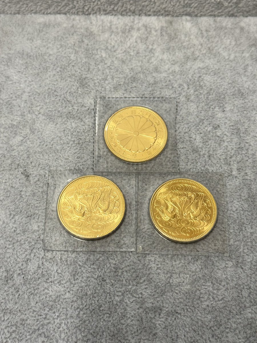 天皇陛下御在位60年記念10万円金貨を3枚お買取りいたしました。1枚20gの純金K24製、品位999.9の格式高い記念金貨です。金相場が歴史的高値圏の今、額面を大きく上回るお買取り価格となっております。査定無料、その場で現金支払い。買取大吉知多新知台２丁目店へぜひご来店ください。