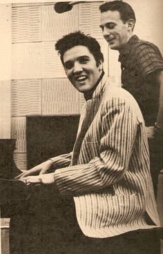 AboutElvis's tweet image. ON THIS DAY
April 30, 1957
Elvis worked on Jailhouse Rock soundtrack recordings at Radio Recorders from 10.00 a.m. to 6.10 p.m.
It was at this sessions that Elvis first met with Jerry Leiber and Mike Stoller .
#Elvis #ElvisPresley #Elvistheking #Elvis1957 #ElvisHistory #Elvis2026