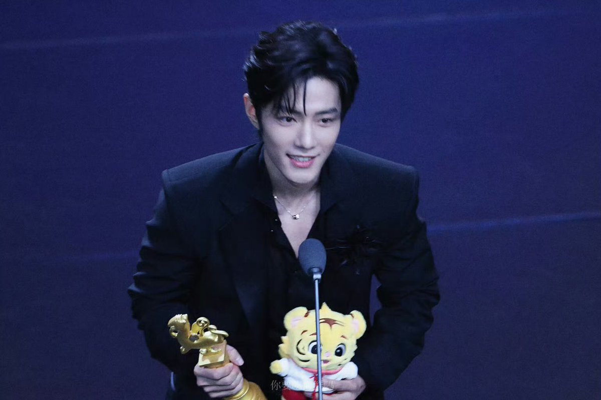 CentGossip_'s tweet image. 🏆The 33rd College Student Film Festival 2026 · Beijing International Film Festival! 

- #XiaoZhan won Most Popular Actor Among College Students of the Year(Best Actor) Award for a #GezhiTown. Xiao Zhan has also become the first actor born in the 1990s to receive this award!