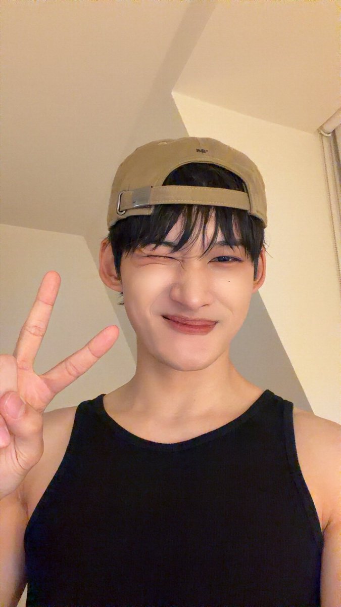 1VERSEbstage's tweet image. 260429 --- #NATHAN update: 

✌️😉

#1VERSE #유니버스