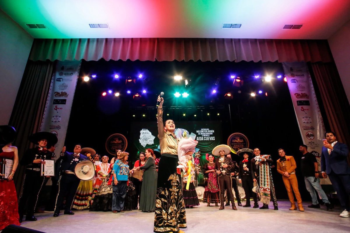 GerardoFierro's tweet photo. ¡Éxito total en el 4° Encuentro de Grandes Voces desde Cd. Juárez! 🎶🎖️ Celebramos 50 años de carrera de @AidaCuevas y premiamos a grandes voces del mundo con la Medalla Aída Cuevas, nuestra música suena más fuerte que nunca! 🇲🇽🙌 
#GrandesVocesRancheras #AidaCuevas #Mariachi https://t.co/NVmBCgLKoE