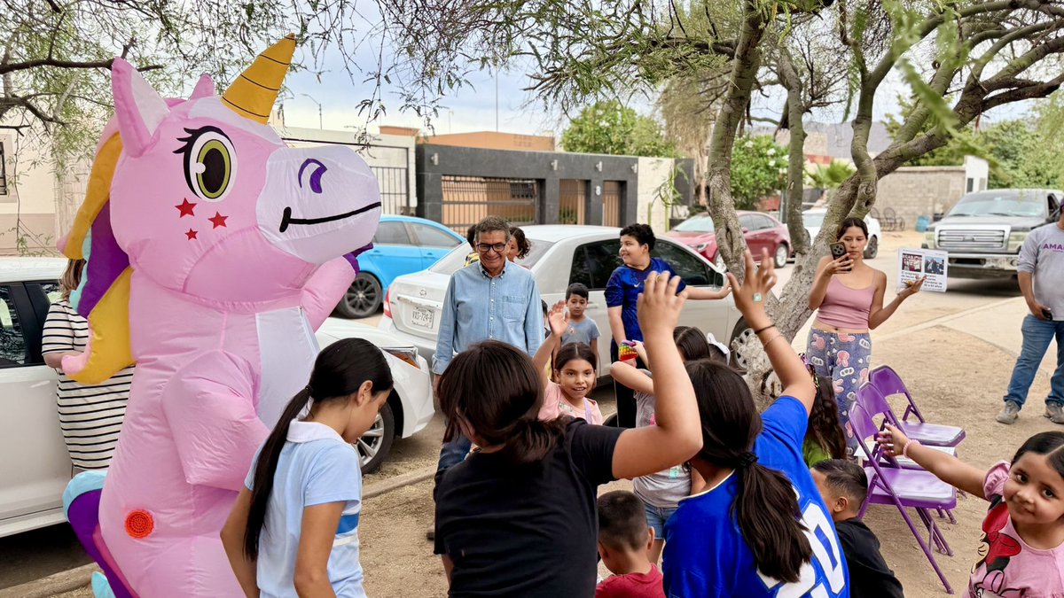 BarrazaAlmazan's tweet photo. En compañía de la Dip. Amairany Peña, realizamos una Jornada Médica en la colonia Tierra Nueva, donde además tuvimos la oportunidad de convivir y celebrar a las niñas y niños por su día.
.
.
.
@amairanipe25 @elchiltepin 
#JornadaMédica #hermosillo #NorbertoBarraza #Bienestar #Diadelniño