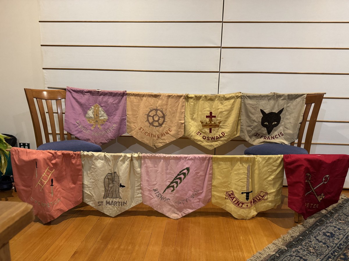 StDunstansCambe's tweet image. #SUNDAYSCHOOL: THE WAY IT WAS 📜⛪
Centenary archives reveal St Dunstan’s "Soldiers of the Cross" program (1940s-60s). It was so rigorous that 30+ students went on to ordination!
Check out these salvaged 1945 banners from a procession down Flinders St to the Cathedral. 🚩✨