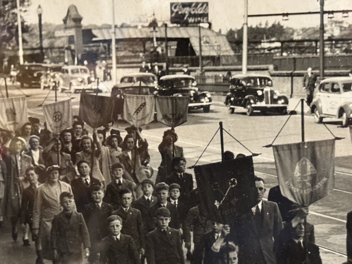 StDunstansCambe's tweet image. #SUNDAYSCHOOL: THE WAY IT WAS 📜⛪
Centenary archives reveal St Dunstan’s "Soldiers of the Cross" program (1940s-60s). It was so rigorous that 30+ students went on to ordination!
Check out these salvaged 1945 banners from a procession down Flinders St to the Cathedral. 🚩✨