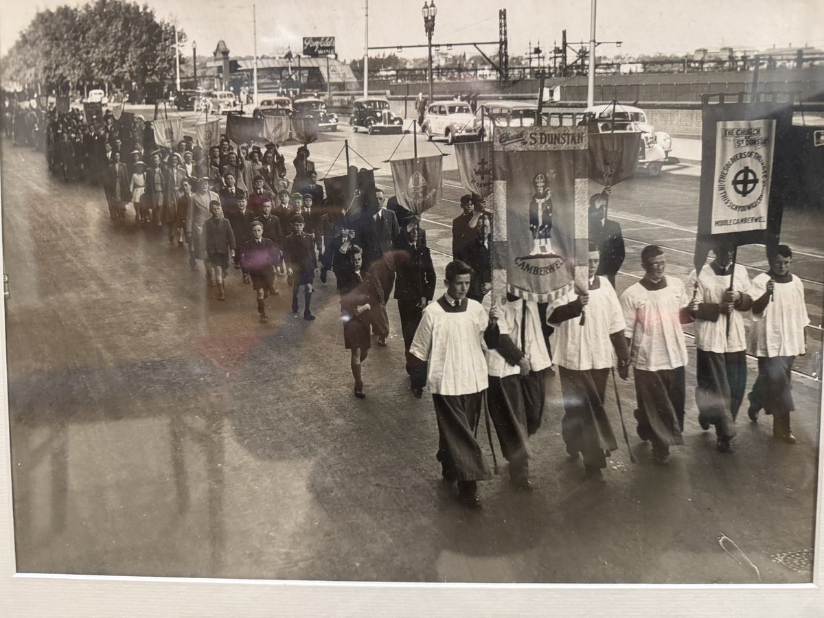 StDunstansCambe's tweet image. #SUNDAYSCHOOL: THE WAY IT WAS 📜⛪
Centenary archives reveal St Dunstan’s "Soldiers of the Cross" program (1940s-60s). It was so rigorous that 30+ students went on to ordination!
Check out these salvaged 1945 banners from a procession down Flinders St to the Cathedral. 🚩✨