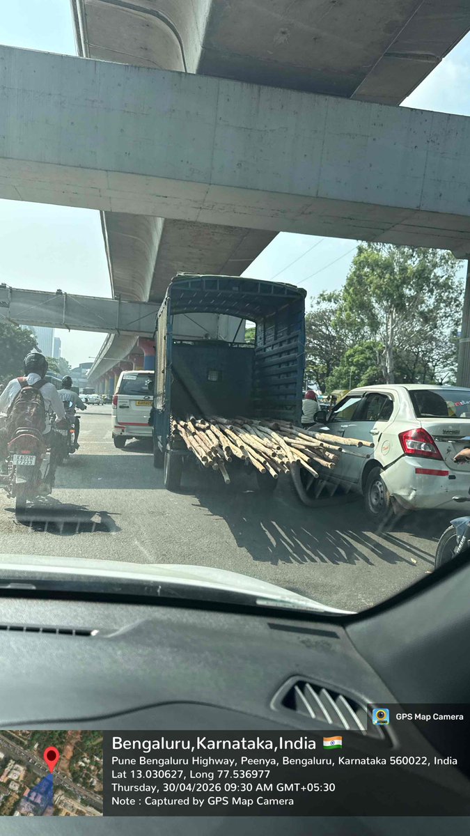 deepakgudi's tweet photo. KA59 4880 goods vehicle carrying bamboos dangerously at Gorguntepalya , not able to raise violation at Astram app. @blrcitytraffic @yprtrps why can’t you nab them and fine them on spot !!! https://t.co/99Af0a0DnV