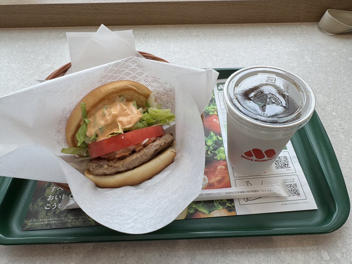 bkmago1's tweet photo. 今日のランチはモス野菜バーガーです https://t.co/5jrMtKMtmT