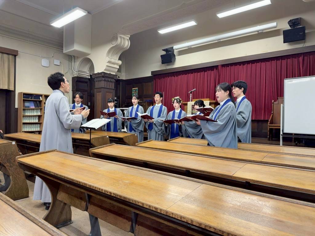 KGChoir_recruit's tweet photo. 本日、文学部チャペルで奉唱させていただきました🔔
新入生が一人、今日初めてチャペルで歌いました👍️
これからも聖歌隊は活動に邁進します⭐️
#関西学院大学　#春から関学
#チャペル https://t.co/3xmTw65Koe