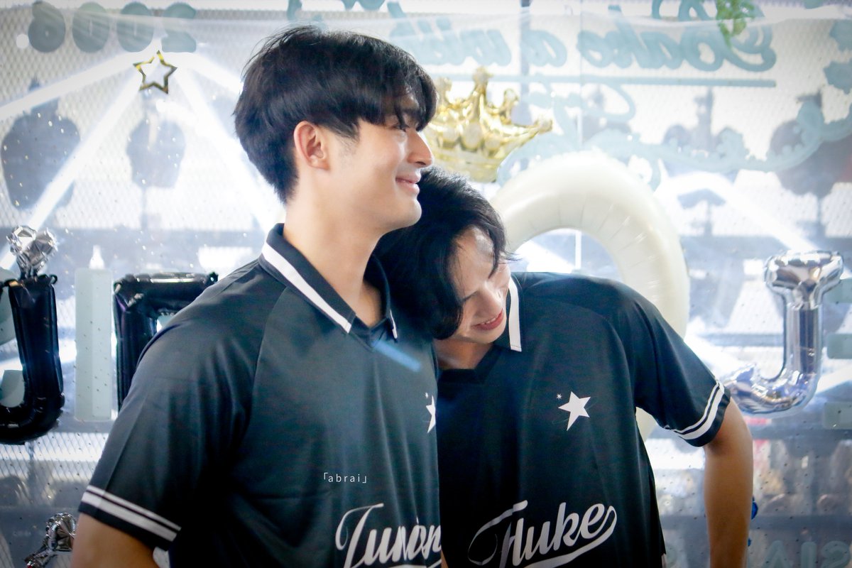 ถ่ายรูปตามเรฟ แบบไม่แคร์ความสูง

JUNIORFLUKE STILL 2 GO 
#JUFJUF2Y
#JuniorFluke