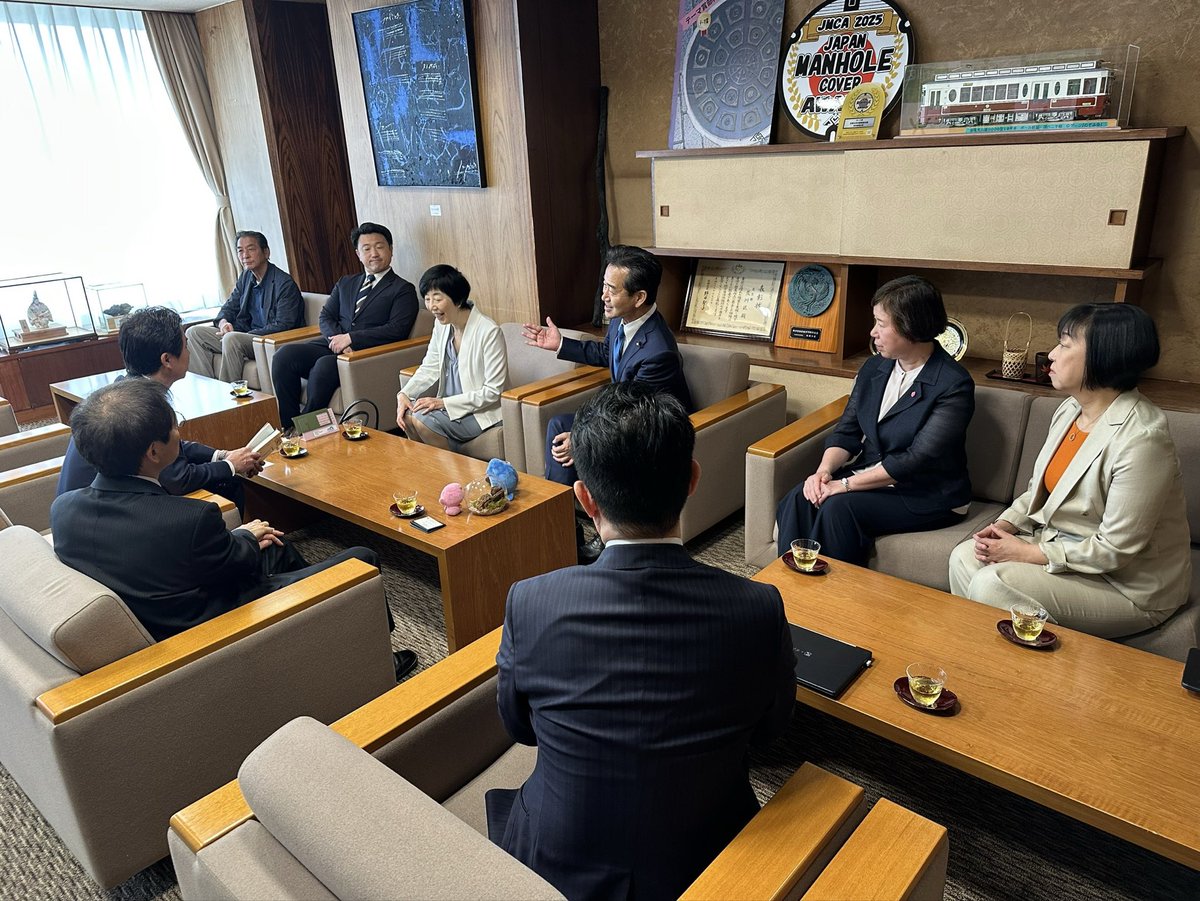 新井紀子先生 <a href="/noricoco/">新井紀子/ Noriko Arai</a> と共に、荒川区の滝口区長と懇談。

新井先生は数学者で、読解力を数値で測り、科学的なアプローチを公教育分野でもっと取り入れる事が大切と考え、東京都の教育委員としても大活躍されました。

AI時代に突入したいま、公教育で基礎的な読解力を養うことが、とても重要です。