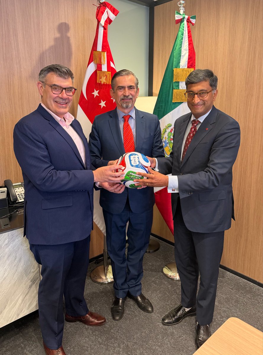 agarcialopezl's tweet photo. At @EmbaMexSing 🇲🇽 we held a meeting with the teams of the Embassies of the United States 🇺🇸 and Canada 🇨🇦 in Singapore, to coordinate joint efforts to promote the 2026 World Cup ⚽️ in this city-state 🇸🇬. More to come, stay tuned. 

#DiplomaciaDeportiva #MundialSocial @SRE_mx https://t.co/LtHsoa2I9m