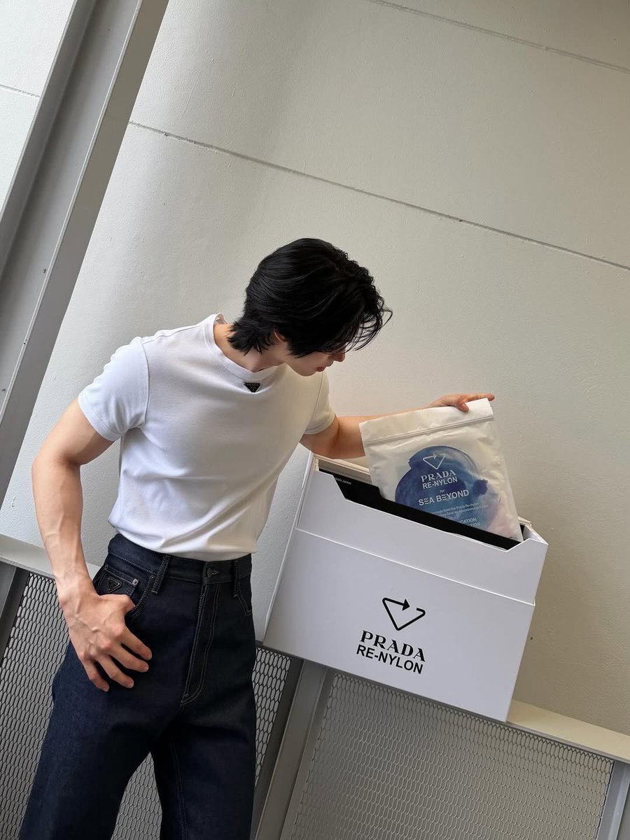 WinmetawinO's tweet image. Two things that make the world a better place: #PradaReNylon and @winmetawin ❤️

The @prada BA makes it all look effortless — a simple, head-to-toe #Prada fit that still says everything.

#winmetawin #winmetawinopasiamkajorn

Ig mensfolio update 
📍 instagram.com/p/DXuUYpfiXTY/…