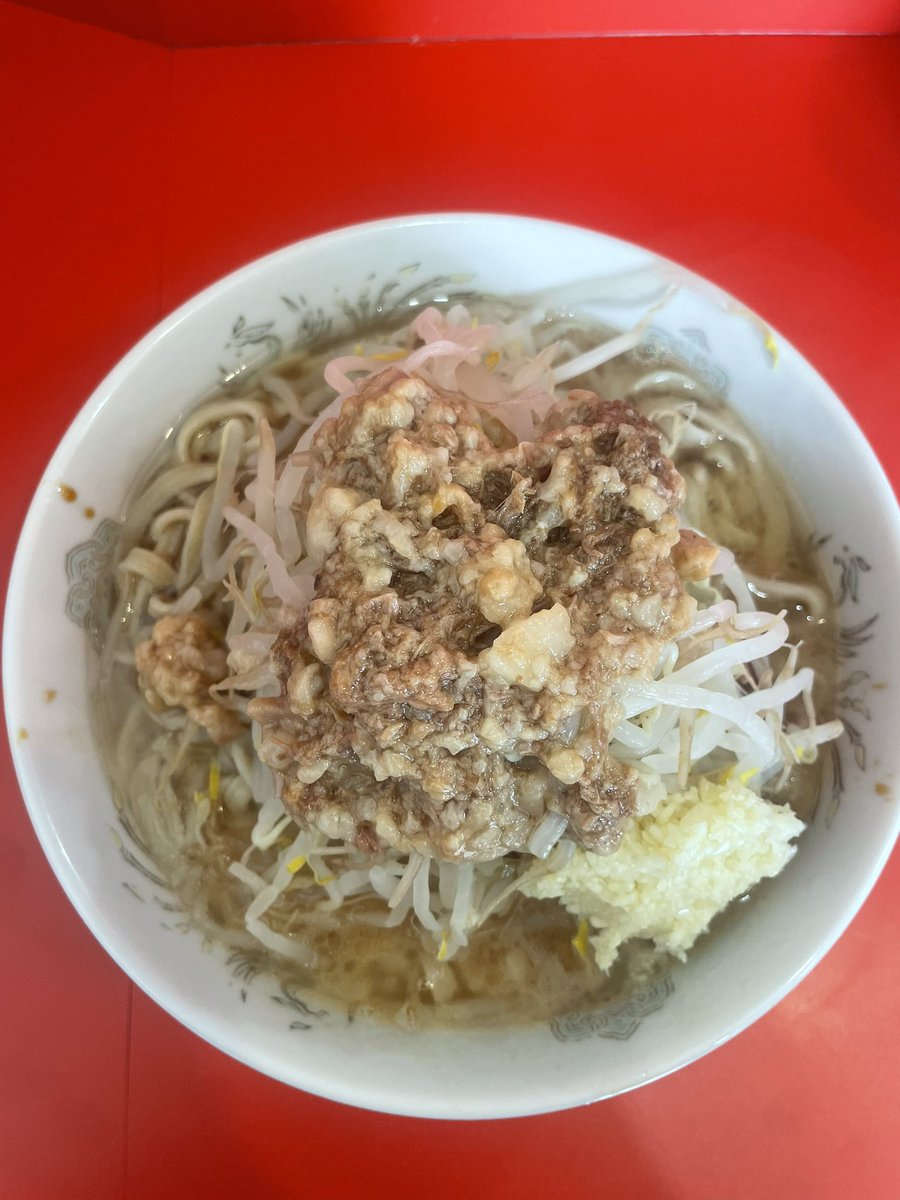 shika_1102's tweet photo. ラーメン二郎朝倉街道駅前店
固めって言う人多過ぎて福岡県民の人間性を疑ったけど結構なデロ麺で納得した。豚もデカいし野菜の量も茹で加減も良かった。やっぱり二郎はどこで食べても最高 https://t.co/HSxLxDXtFU