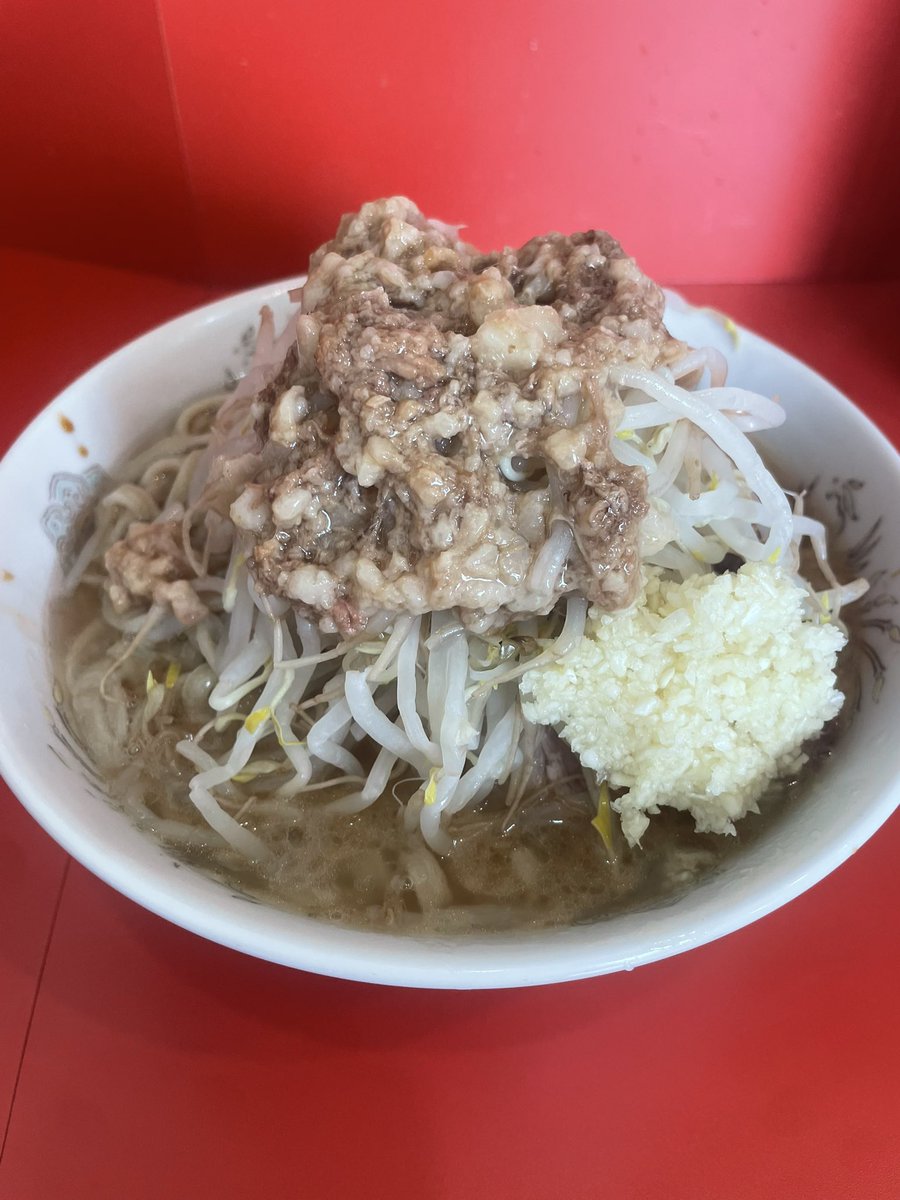 shika_1102's tweet photo. ラーメン二郎朝倉街道駅前店
固めって言う人多過ぎて福岡県民の人間性を疑ったけど結構なデロ麺で納得した。豚もデカいし野菜の量も茹で加減も良かった。やっぱり二郎はどこで食べても最高 https://t.co/HSxLxDXtFU