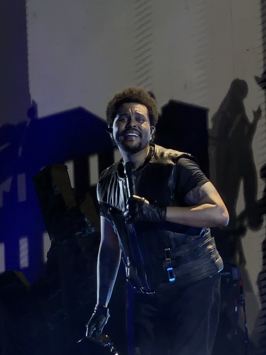 WELLxcb's tweet photo. O the weeknd viu a máscara e riu… valeu a pena cada pedrinha 🥹♥️♥️ https://t.co/BhEctzJLtC
