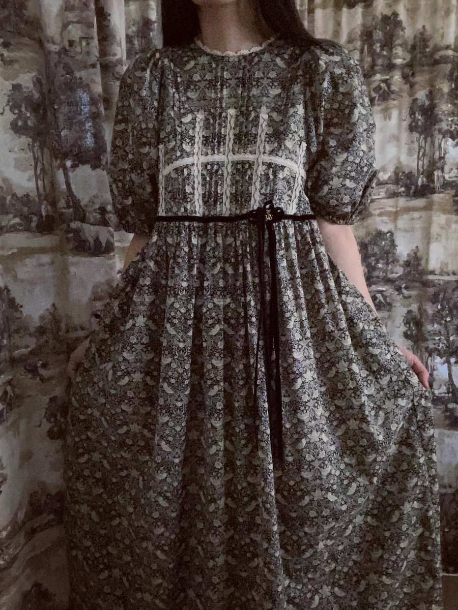 shee___p's tweet photo. 真夏でも涼やかに纏う事ができる(Black)
とても薄く柔らかな素材なので、パフスリーブのボリュームが少し控えめに出る為、大人っぽい感じがお好きな方にお勧めです⁂

今回はセルフでしかもインカメラで撮ってしまった為、画質が悪く申し訳ございません...！
(そして何とわかりづらい背景...) https://t.co/fIMyksORnd