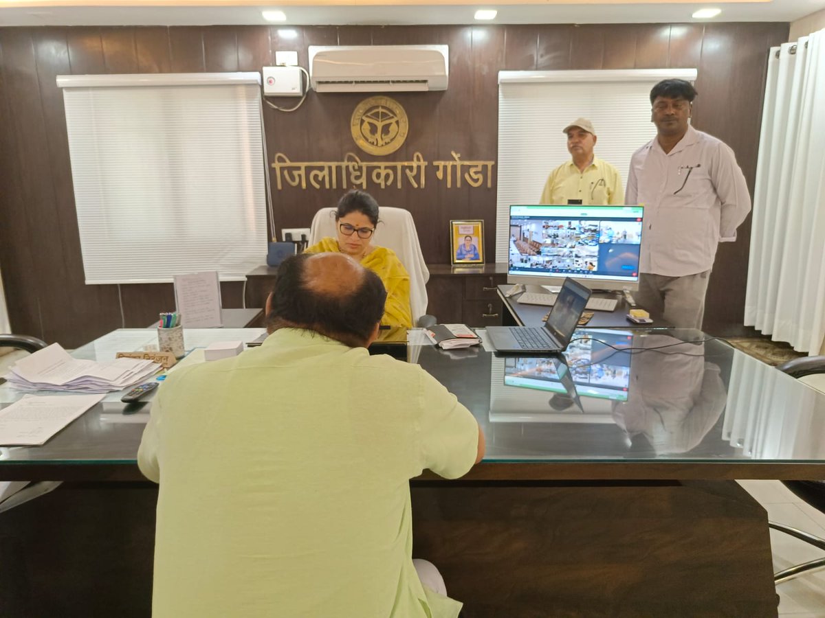 कलेक्ट्रेट जनता दर्शन में आये हुये शिकायतकर्ताओं की समस्याओं को सुना गया तथा गुणवत्तापूर्ण एवं समयबद्ध निस्तारण हेतु संबंधित विभाग के अधिकारियों को निर्देश दिये गये।
#जनता_दर्शन_सुनवाई