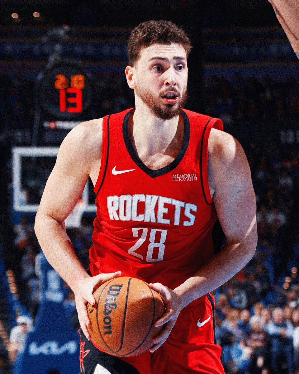 Eurosport_TR's tweet photo. 🏀NBA Batı Konferansı Play-Off'ları ilk tur eşleşmesinde Los Angeles Lakers karşısında 3-0 geriyen düşen Houston Rockets, beşinci maçı deplasmanda 99-93 kazanarak seriyi altıncı maça uzattı.

🎉NBA tarihinde bir Play-Off serisinde 3-0 geriye düştükten sonra seriyi altıncı maça uzatan 16. takım olan Houston Rockets'ta All-Star Alperen Şengün, 14 sayı 9 ribaund 8 asist 2 top çalma ve 1 blok ile mücadele etti.

🇹🇷Maç sonrası röportaj veren milli gururumuz, "Hatalarımızı izliyoruz ve öğreniyoruz. Yorgun değiliz. LA Lakers'ın benim üstüme oynayacağını biliyorduk. O yüzden takım arkadaşlarıma alan açmaya çalıştım." dedi.