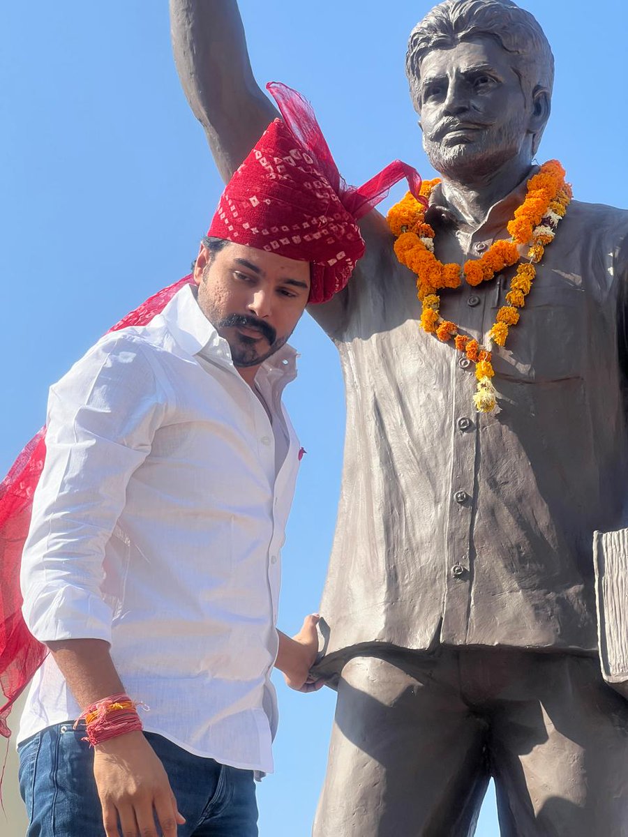 थार की धरती के युगपुरुष, शिक्षा और संघर्ष के प्रतीक, किसानों और युवाओं के प्रेरणास्त्रोत श्री हरलाल जी जाट की जन्म जयंती पर कोटि-कोटि नमन।

एक हाथ में मशाल, दूसरे में किताब और आपके आदर्शों की प्रेरणा से पनपता शैक्षणिक संस्थान ही आज मालानी की असली ताक़त है।

आपका जीवन, आपका