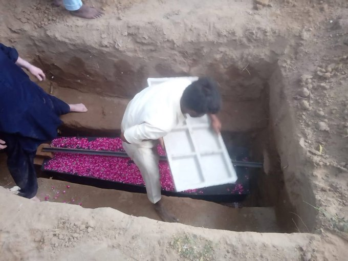 ayesha16g's tweet image. Another life lost to blind hatred. Shahzad Masih, a #Christian father of two &amp;amp; only provider for his family, shot dead in #Faisalabad simply for his faith. 

How many more must die before any action? This is more than tragedy—it’s a failure of humanity. #ChristianUnderAttack