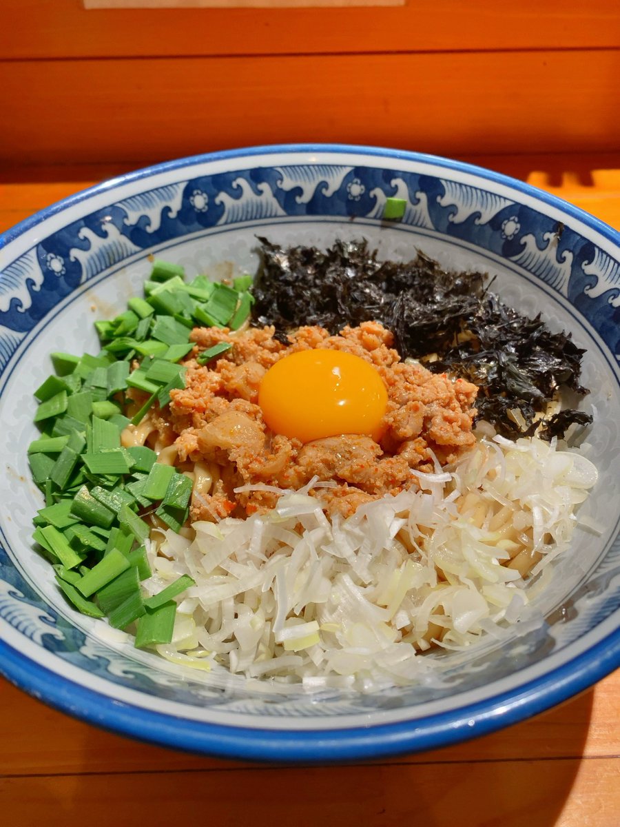 卵黄は太陽、挽肉は闇。その渦中へ箸を沈めた瞬間、昼下がりの魂は烈しく目覚め、台湾まぜそばは私の内部で暴徒のように暴れ出す。