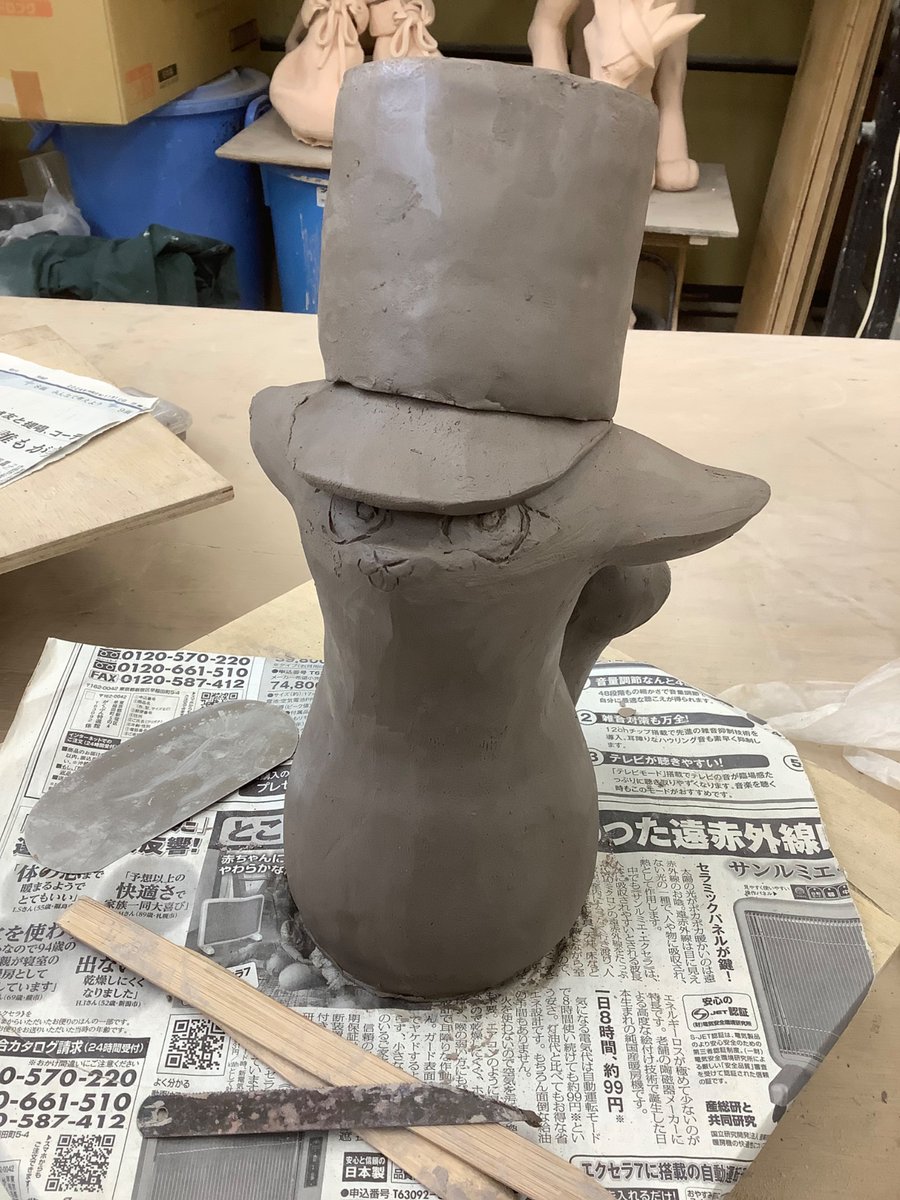 Nekonogatari's tweet image. 帽子ができてきました。
ツバの長さは瞳が少し隠れる程度に、
次は瞳の彫り込みをしていきます
#陶芸　#GW制作　#WIP