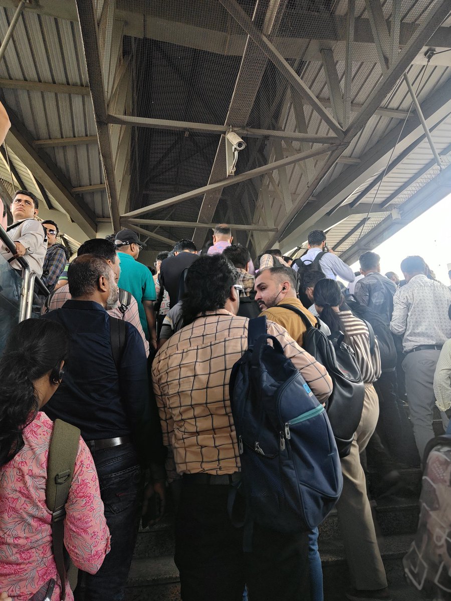 mitesh606's tweet photo. Mejor issue with mumbai metro 1 

Over crowded no Ac working 

@MumbaiMetro01 https://t.co/Nd6PGP7yMC