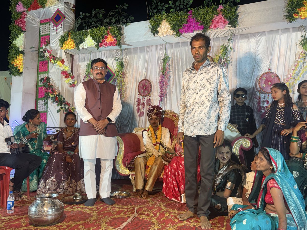 vikramkdoffice's tweet photo. श्री विक्रम देशमुख गत रात्रि जनपद वारासिवनी के ग्राम रमरमा में साथी श्री प्रकाश छिपेश्वर की पुत्री के विवाह समारोह में उपस्थित हुए,साथ ही वर-वधू को आशीर्वाद दिया। https://t.co/IMwmm2oBc7