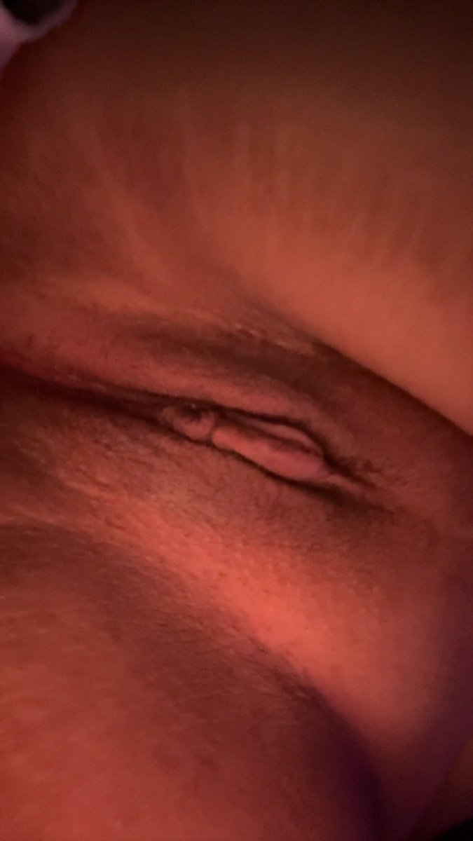 Rylee795635's tweet photo. (22f) would daddy tease it before he puts it in? https://t.co/ct99kQG8OV