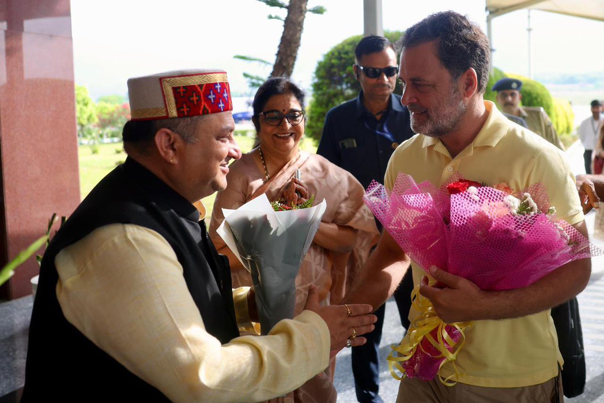 VinodJakharIN's tweet photo. नेता विपक्ष श्री @RahulGandhi जी का धर्मशाला में कांग्रेस के नेताओं और कार्यकर्ताओं द्वारा आत्मीय स्वागत किया गया।

राहुल गांधी जी यहां ‘संगठन सृजन’ कार्यक्रम के तहत DCC ट्रेनिंग वर्कशॉप में शामिल होंगे।

📍  हिमाचल प्रदेश https://t.co/wbmXFfATZ5