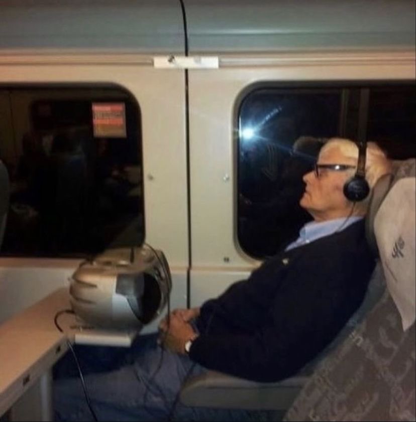 user38388492's tweet photo. soy el tipo de persona que elige tomarse un colectivo teniendo auto para poder escuchar musica mirando a la ventana como una autista https://t.co/FhXtuyVIvD