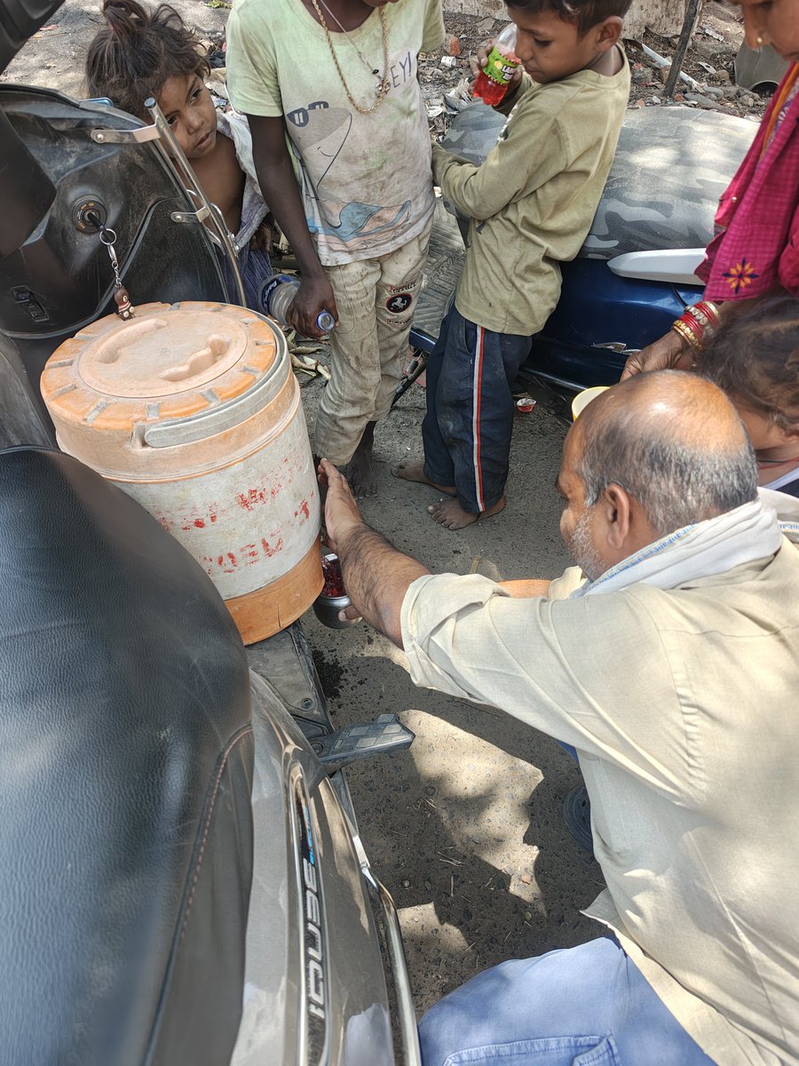 Humanityorg1's tweet photo. #प्रयास(24*7)जबलपुर
अपन से अपनों तक।।
#HumanityOrganization 
Day-3

#प्रयास पहल के माध्यम से दीनदयाल विजयनगर एवं कृषि उपज मंडी एरिया मे जरूरतमंद लोगों को आज दोपहर के समय एनर्जी ड्रिंक उपलब्ध कराई गई 🙏

आज एनर्जी ड्रिंक की व्यवस्था Shurbhi Jain जी द्वारा की गई,बहुत बहुत आभार 🙏 https://t.co/YAMM2pxkOy