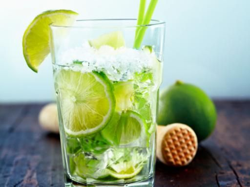 🥥❄️ Stay cool this summer—4 healthy coconut water drinks. 👉 See recipes: buff.ly/piFytCW

#SummerStyle #HealthyDrinks #CoolTips #Threads #WeRIndia