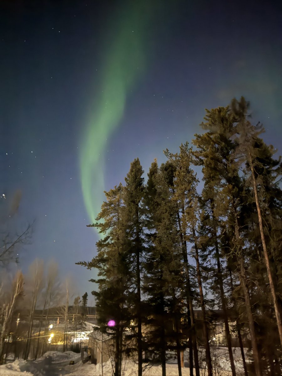 rjayroldan's tweet photo. Happening right now. The #aurora in South Indian Lake, MB. If you are under the 53rd parallel, look up @AuroraNotify https://t.co/vEHHxmXkdq