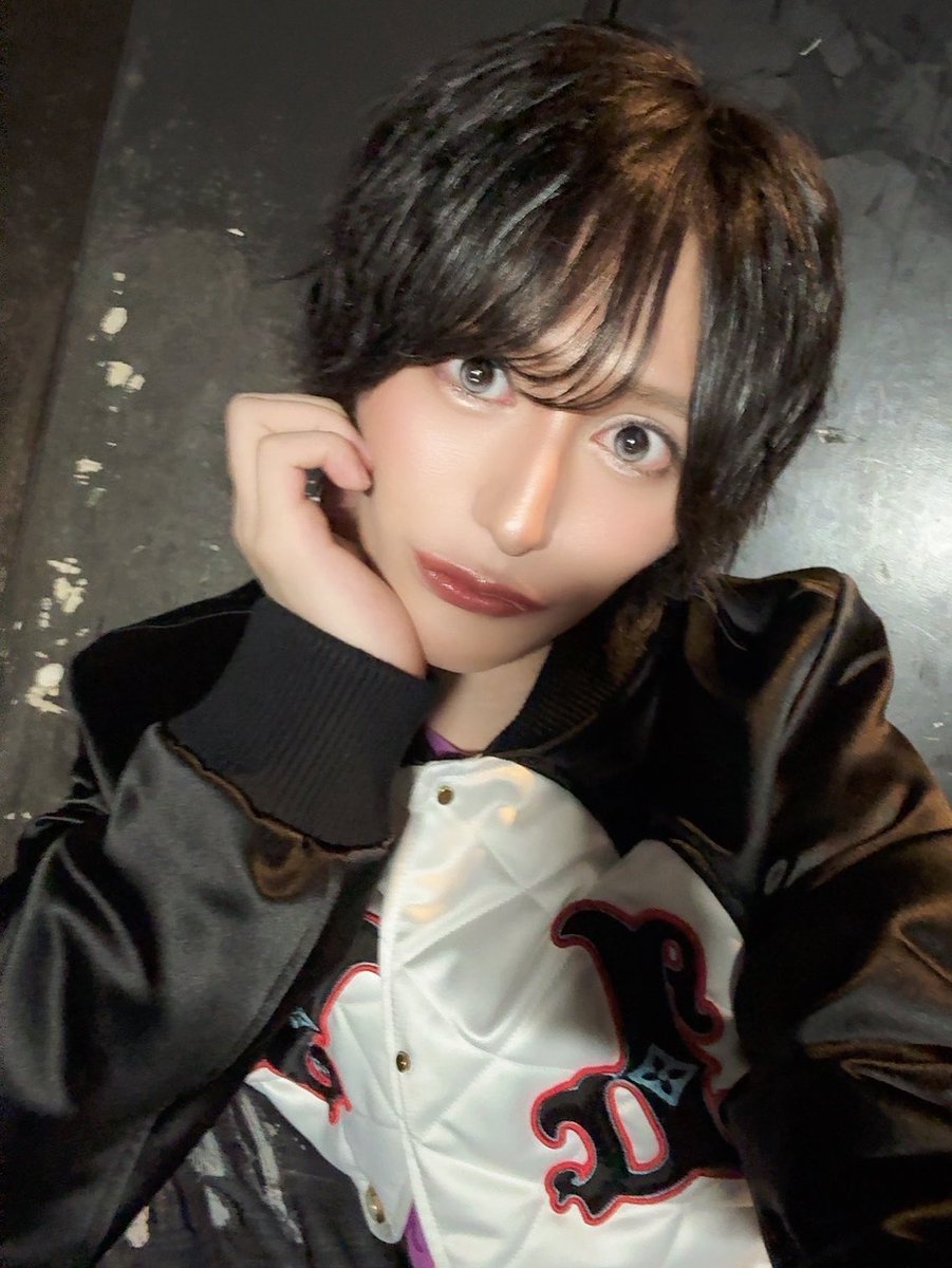 aichan_host's tweet photo. 【自分の意見をスマートに伝える4つのテクニック】

「断るのが苦手」
「相手に気を遣って言えない」
「我慢してしまう」
と、日頃から感じる人は試してみてください。

人の自己主張には大きく3つ

・言わない（非主張）
・ぶつける（攻撃���）
・適切に伝える（アーサーティブ）

この中で
人間関係を壊さずに問題解決できるのが
「アーサーティブ」

伝える時に意識するのは
たった、4つ

① 主語として「私」を使う
例：「あなたが〇〇しないと困る」×
　　「〇〇してくれると私が助かる」◎

② 事実ではなく気持ちを伝える
例：「遅れているよ」×
　　「もう少し早いと嬉しい」◎

③ お願いの表現にする
例：「して、来て、やって」×
　　「お願いしてもいい？」◎

④ ポジティブな表現にする
例：「無理です」×
　　「○日なら対応できます」◎

この4つを意識するだけで
相手に不快感を与えずに
自分の意思を伝えやすい。

人間関係は
我慢で保つものではなく
伝え方で整えるものです。

〈Point〉
・人間関係のしがらみで人は不機嫌になることが多い。
���相手に「NO」と言うことも大事。
・上手に自分の気持ちを伝えれば、相手は怒らない。

___

こちらもお願いしみゃす
⬇️

https://t.co/7WgujgmXe9

#ホストにスキル全振りしたあいちゃんネジが飛んだ件
#誰よりもギャル
#堂本曖
#あいちゃん