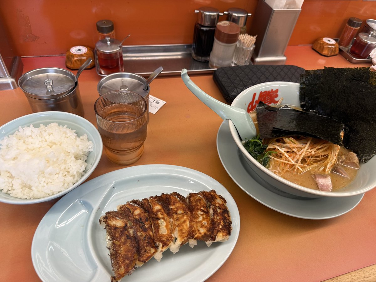 昨日そう言えば生まれて初めて「山岡家」
に行きました。

みんなに言われるのは
「なぜ味噌ラーメンを頼まなかった！」
と手厚い叱咤をくらいました。

そこまで言わなくても😭
