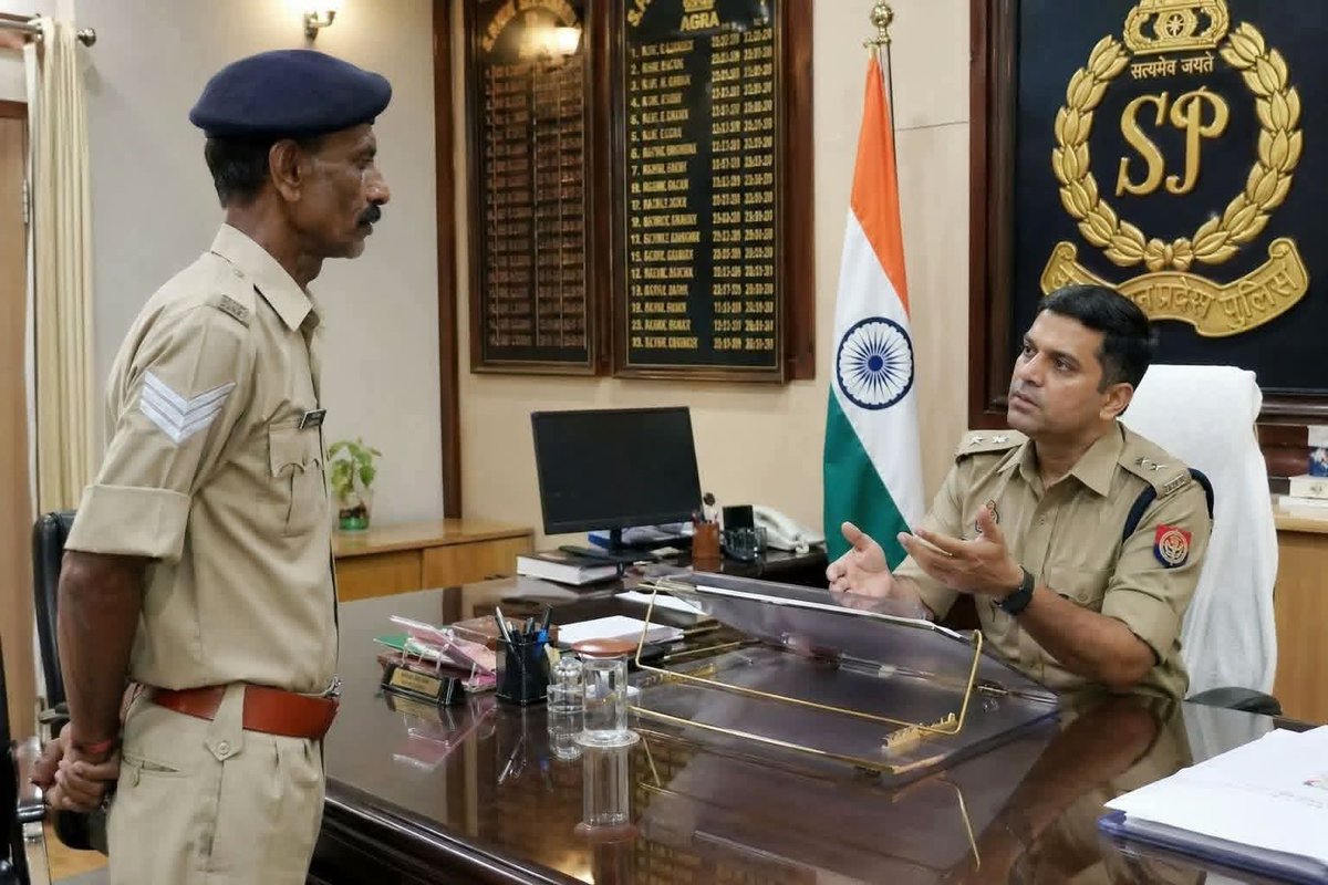 ArunKosli's tweet image. पुलिस में 20 साल नौकरी पूरी करके स्वेच्छा से रिटायरमेंट लेकर जा रहे हवलदार को बहुत देर समझाने के बाद SP साहब ने पूछा, "सब कुछ तो मिल रहा है नौकरी में, तो फिर नौकरी छोड़कर क्यों जा रहे हो" ? 

इस पर हवलदार ने सुंदर सा मार्मिक और दिल को लगने वाला जवाब दिया-

"सर, 
जो आपने अपने