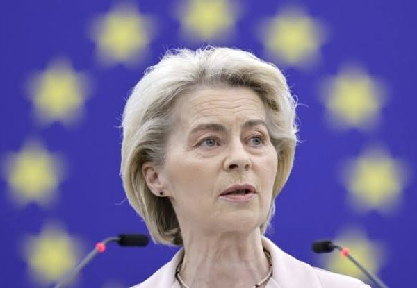 f_philippot's tweet image. À l’instant sur France Info, alors que les prix du pétrole et des carburants sont au plus haut ⤵️

« Si Total baissait trop ses tarifs à la pompe, la Commission européenne ne l’accepterait pas car ce serait vu comme une distorsion de concurrence au bénéfice de la France ! »

Et
