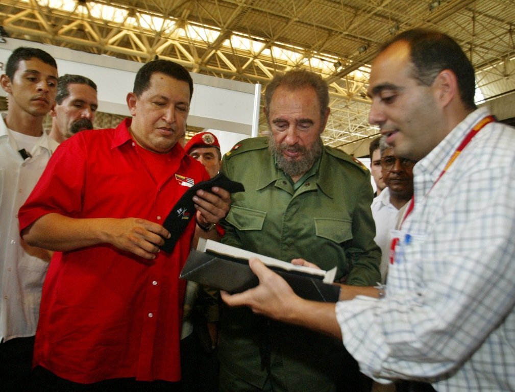 Yilian242808's tweet image. #FidelCastro recorre junto a Chávez Expocuba en ocasión de la primera reunión Cuba-Venezuela para la aplicación del ALBA, el 29 de abril de 2005
#MatancerosEnVictoria 🇨🇺🇨🇺🇨🇺🇨🇺🇨🇺