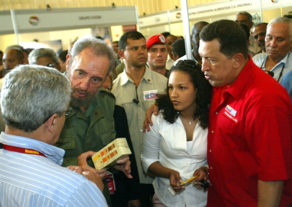 Yilian242808's tweet image. #FidelCastro recorre junto a Chávez Expocuba en ocasión de la primera reunión Cuba-Venezuela para la aplicación del ALBA, el 29 de abril de 2005
#MatancerosEnVictoria 🇨🇺🇨🇺🇨🇺🇨🇺🇨🇺